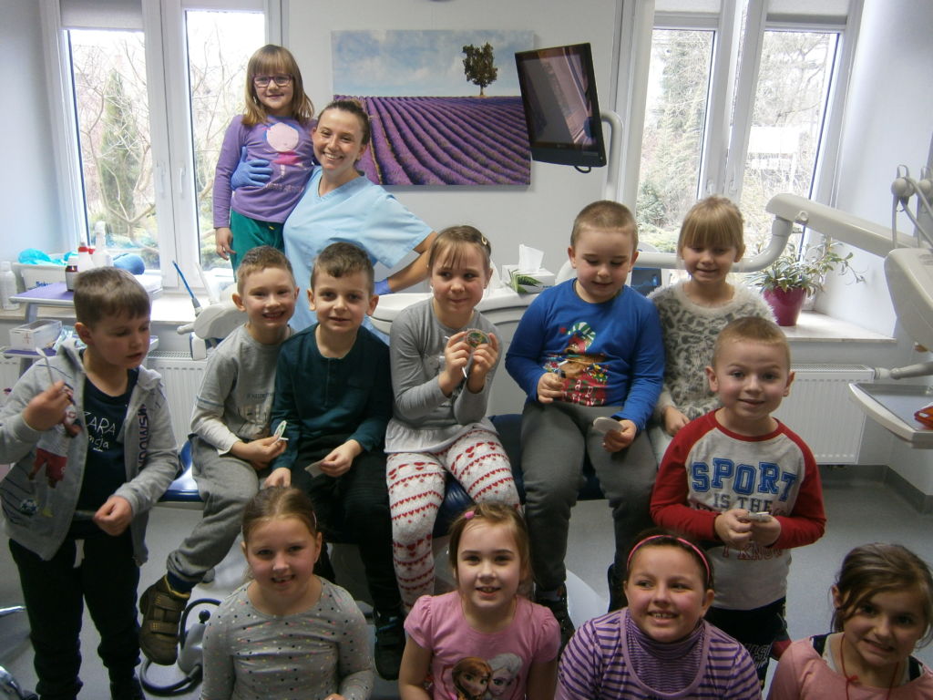 Drugim etapem edukacji stomatologicznej było zaproszenie dzieci  z grup przedszkolnych i pierwszych klas szkoły podstawowej z Zespołu Szkół Nr 1 w Brwinowie do Kliniki Stomatologicznej Zubar w Brwinowie.